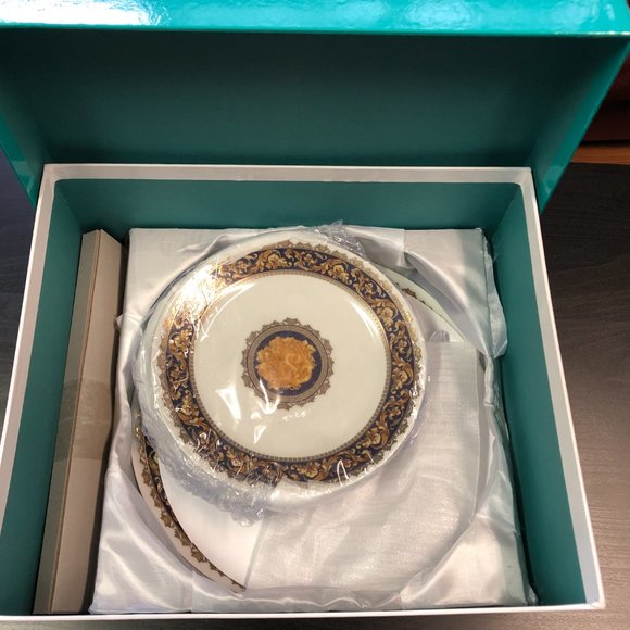 Adeline Fine Porcelain Cake Plate, Lifter, and 6 P - Picture 10 of 10